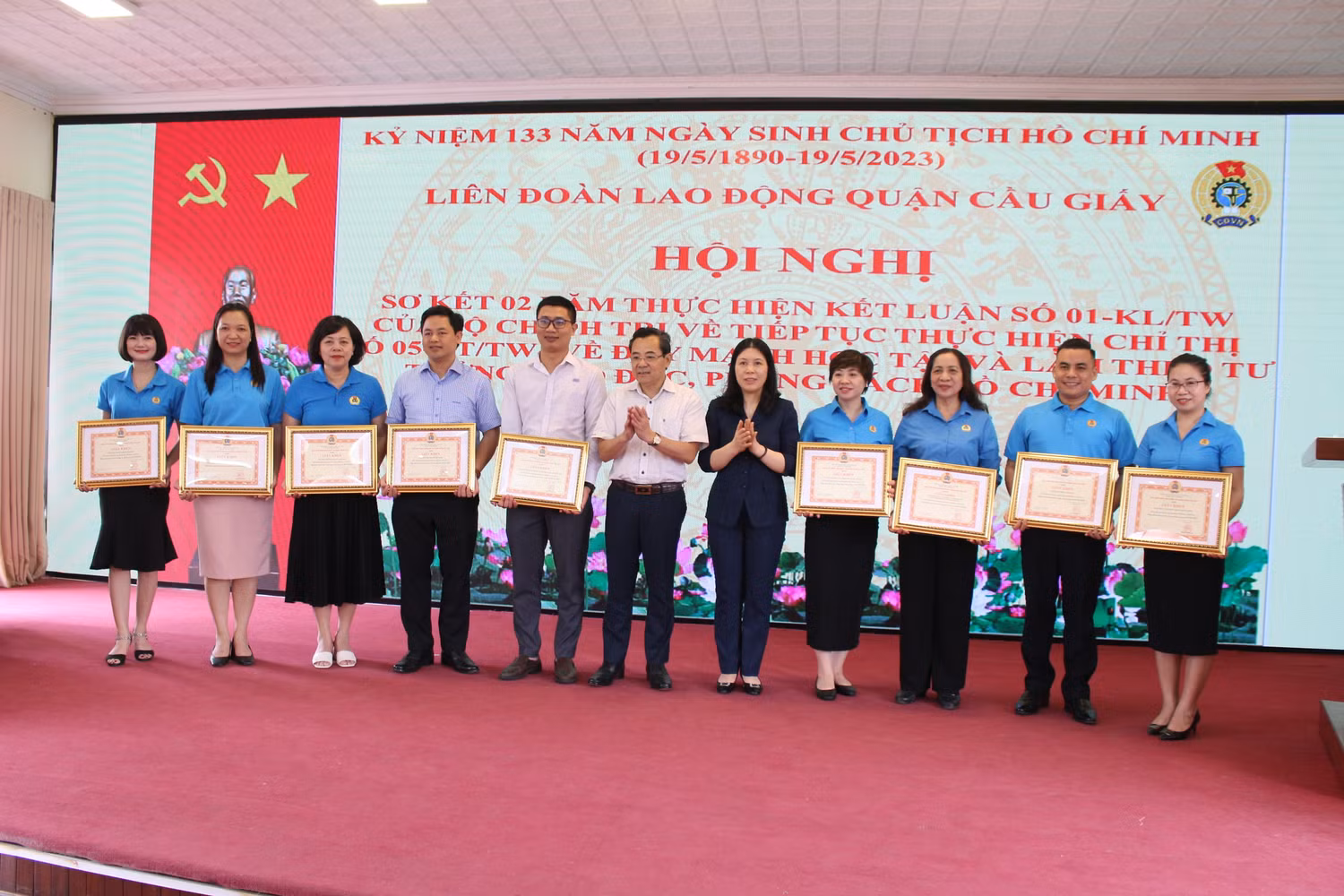 Đại diện Liên đoàn Lao động thành phố Hà Nội và quận Ủy quận Cầu Giấy trao bằng khen cho các cá nhân. Ảnh: Trung Dũng Đại diện Liên đoàn Lao động thành phố Hà Nội và quận Ủy quận Cầu Giấy trao bằng khen cho các cá nhân. Ảnh: Trung Dũng