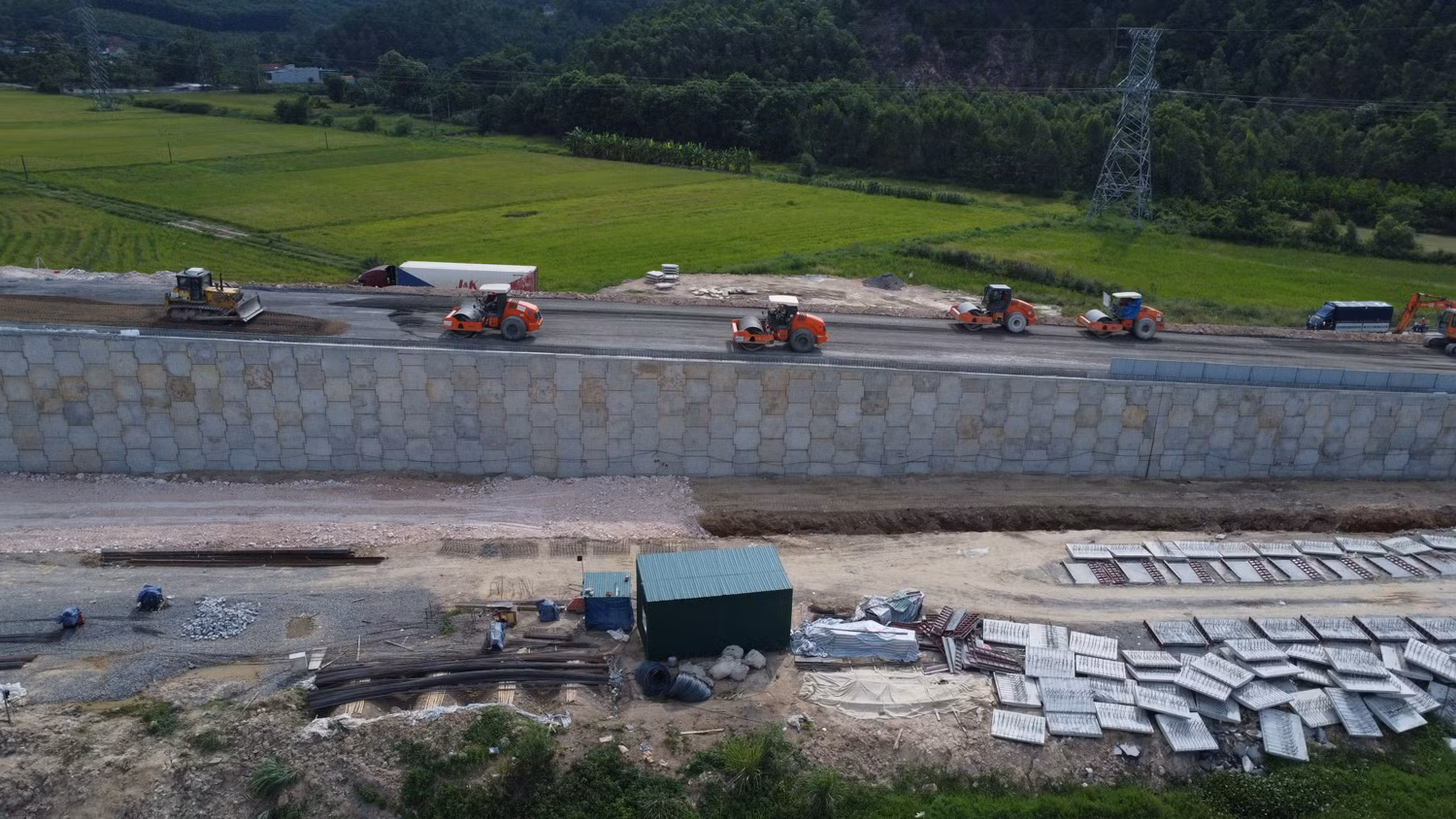 Một lượng lớn công nhân, máy móc được huy động để chạy đua với tiến độ. Ảnh: Trung Dũng