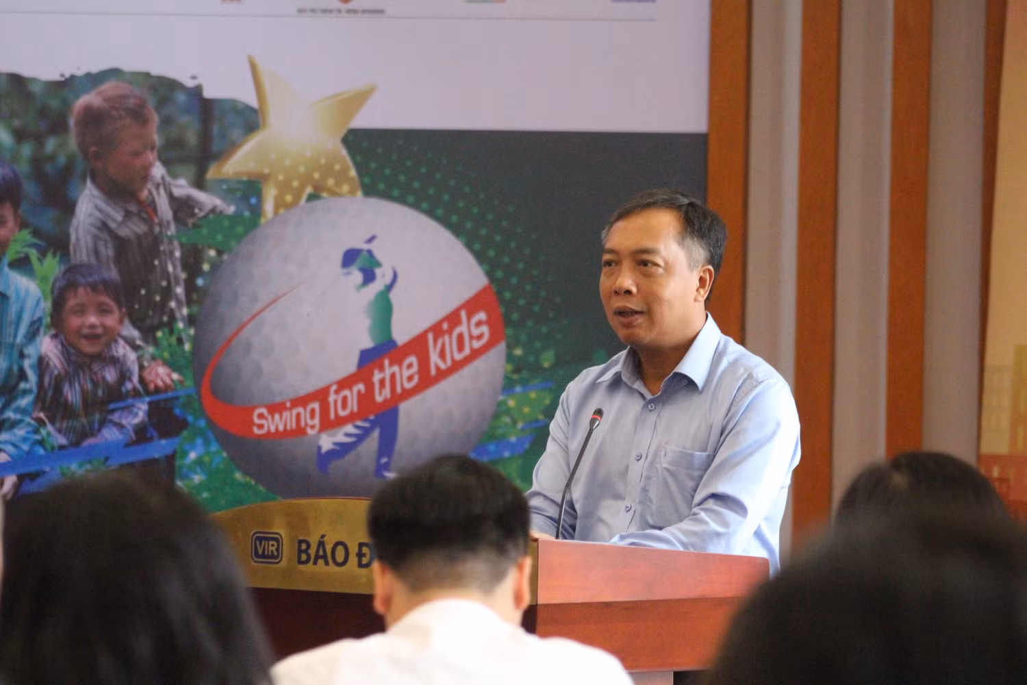 Ông Lê Trọng Minh - Tổng biên tập Báo Đầu tư, Trưởng Ban tổ chức Giải golf "Swing for the Kids" phát biểu tại buổi họp báo. Ảnh: Trung Dũng