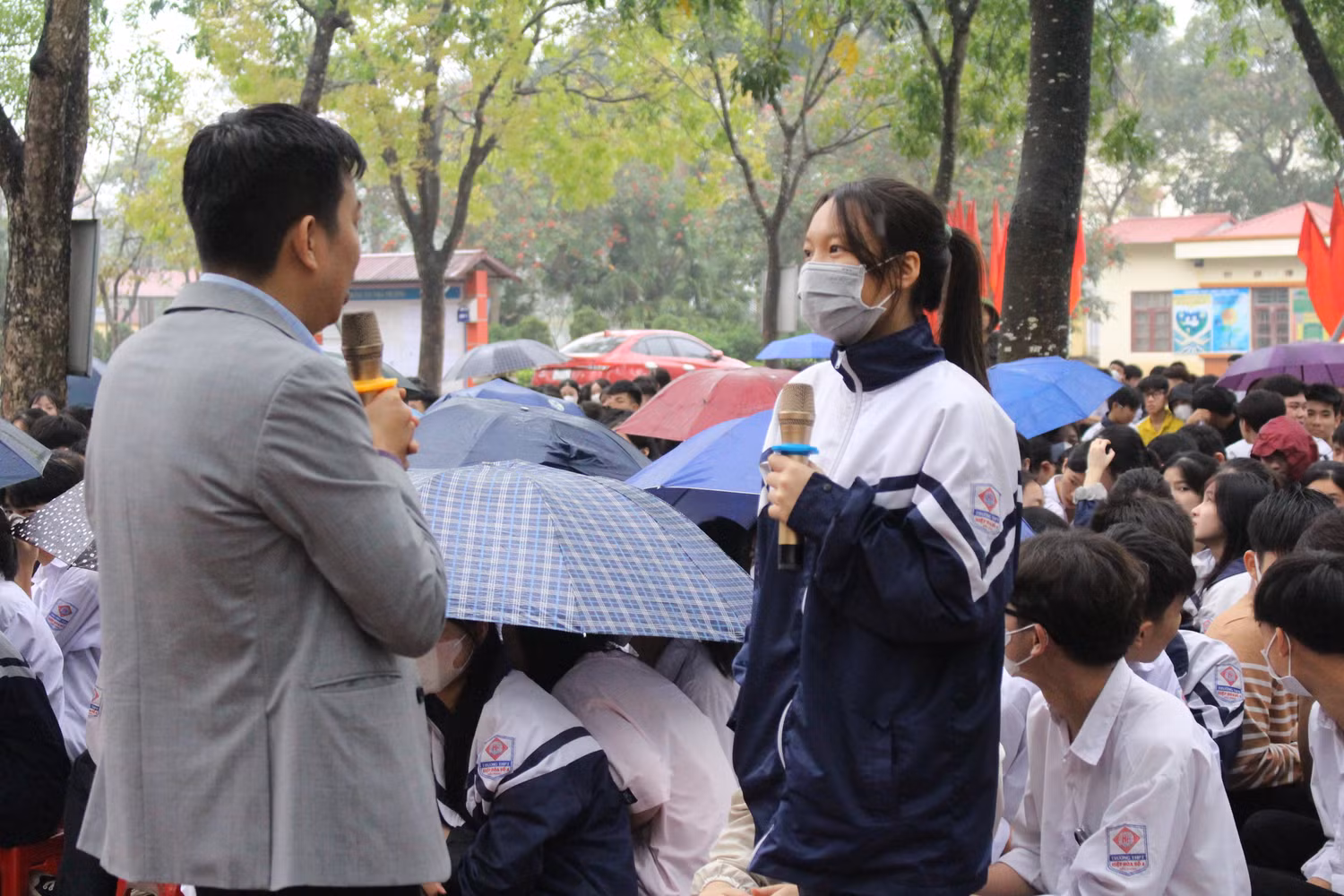 Học sinh lớp 12A4, Trường Trung học phổ thông Hiệp Hòa số 4 chia sẻ những thắc mắc cùng vị diễn giả. Ảnh: Trung Dũng