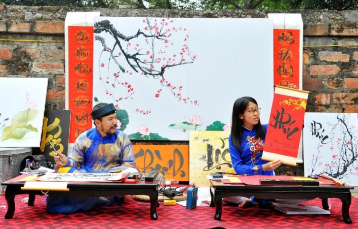 hình ảnh đẹp trên "Phố ông Đồ" những năm trước. Cô gái Nhật Bản này cũng là một "bà Đồ" tham gia cho chữ tại đây cứ mỗi dịp Têt đến, Xuân về.