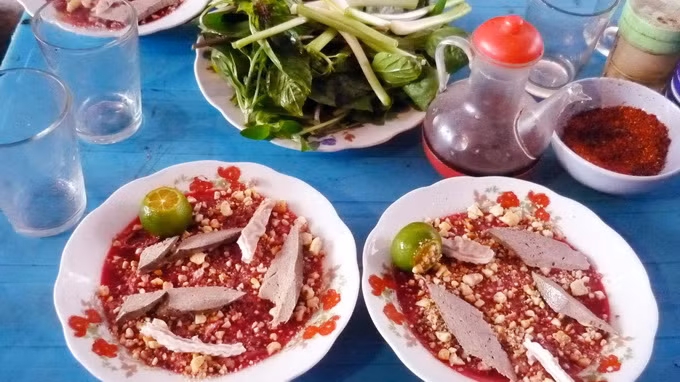 Tiết canh, món khoái khẩu được khuyến cáo nhiễm virút nguy hiểm