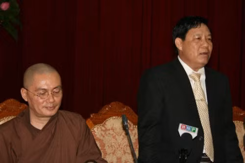 Thượng tọa Thích Minh Hiền và Trưởng ban tổ chức lễ hội chùa Hương Nguyễn Văn Hậu tại buổi thông tin báo chí chiều 7/1. Ảnh Nguyễn Dũng