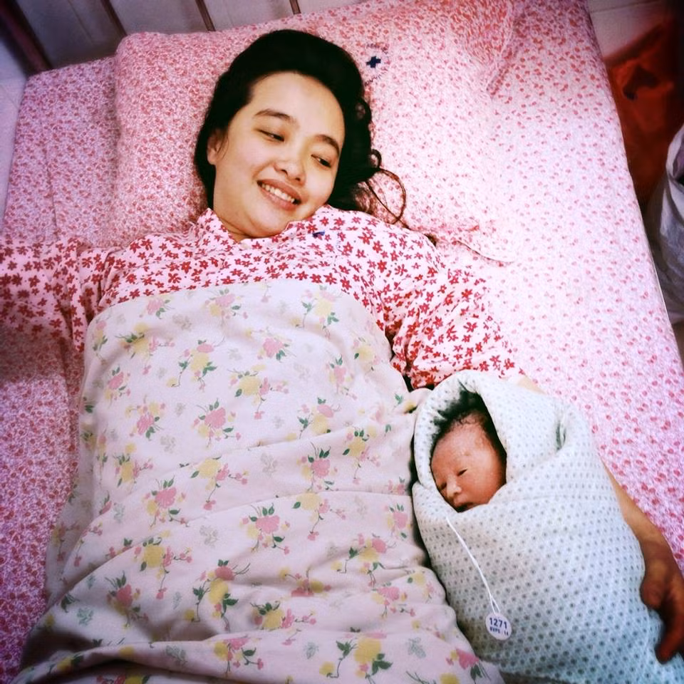 Lê Việt Ngọc Mai và đứa con vừa mới chào đời
