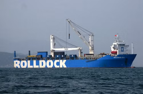 Rolldock Sea là tàu vận tải cỡ lớn, chở theo tàu ngầm đầu tiên của Việt Nam vào vịnh Cam Ranh.