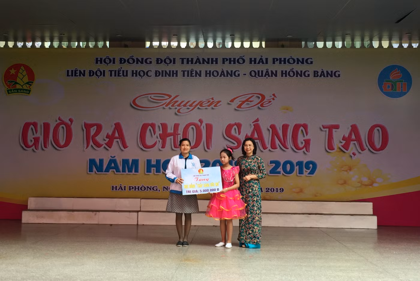 Hội đồng Đội thành phố trao 10 suất học bổng cho Liên đội Trường tiểu học Đinh Tiên Hoàng (Ảnh: Lã Tiến)