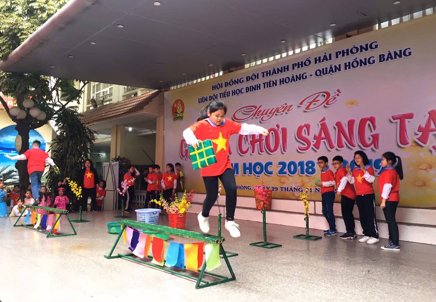 Mùng 8/3, chơi gì cũng được, nhưng đừng quá lố, phiền lòng thầy cô và xã hội ảnh 2