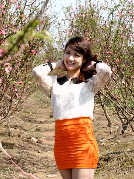 Tạo dáng bên những luống đào trổ hoa