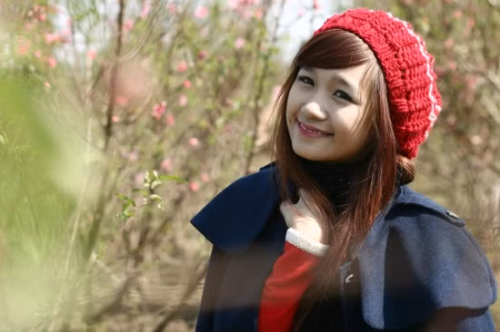 Sắc hồng pha đỏ của đào, màu vàng tươi của quất và xen vào đó là những vườn hoa rực rỡ sắc màu ngay sát vườn hoa Nhật Tân, Quảng Bá đã thu hút được rất đông người đến chụp ảnh, nhất là các bạn trẻ.