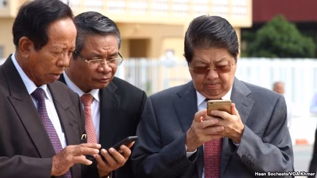 Các quan chức cấp cao Campuchia, bao gồm Phó Thủ tướng kiêm Bộ trưởng Quốc phòng Tea Banh (trái) đang "lướt" Facebook trên điện thoại thông minh. Ảnh: Hean Socheata/VOA Khmer. Các quan chức cấp cao Campuchia, bao gồm Phó Thủ tướng kiêm Bộ trưởng Quốc phòng Tea Banh (trái) đang "lướt" Facebook trên điện thoại thông minh. Ảnh: Hean Socheata/VOA Khmer.