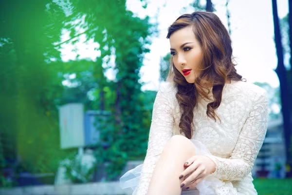 Hình ảnh mới của Yến Nhi gửi cho báo chí hôm nay, 6/7 cùng thông tin về MV "Muộn màng" có đề cập đến chuyện hai người chia tay