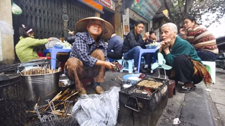 Sau nhiều đợt ra quân rầm rộ của nhiều lực lượng từ công an đến tự quản, từ phường đến quận, thanh tra giao thông..., tình trạng vi phạm lòng đường, vỉa hè không giảm mà còn có chiều hướng gia tăng phức tạp hơn. Sau nhiều đợt ra quân rầm rộ của nhiều lực lượng từ công an đến tự quản, từ phường đến quận, thanh tra giao thông..., tình trạng vi phạm lòng đường, vỉa hè không giảm mà còn có chiều hướng gia tăng phức tạp hơn.