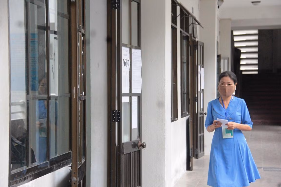Nghi vấn lộ đề kiểm tra học kỳ 1 lớp 12 ở Thừa Thiên - Huế đang được xác minh, làm rõ. (Trong ảnh giáo viên đang kiểm tra bên ngoài hành lang các phòng thi - ảnh minh họa).