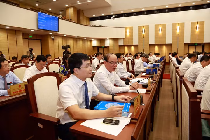Các đại biểu Hội đồng nhân dân Thành phố Hà Nội bấm bút biểu quyết thông qua Nghị quyết. Ảnh: Hà Nội Mới Các đại biểu Hội đồng nhân dân Thành phố Hà Nội bấm bút biểu quyết thông qua Nghị quyết. Ảnh: Hà Nội Mới