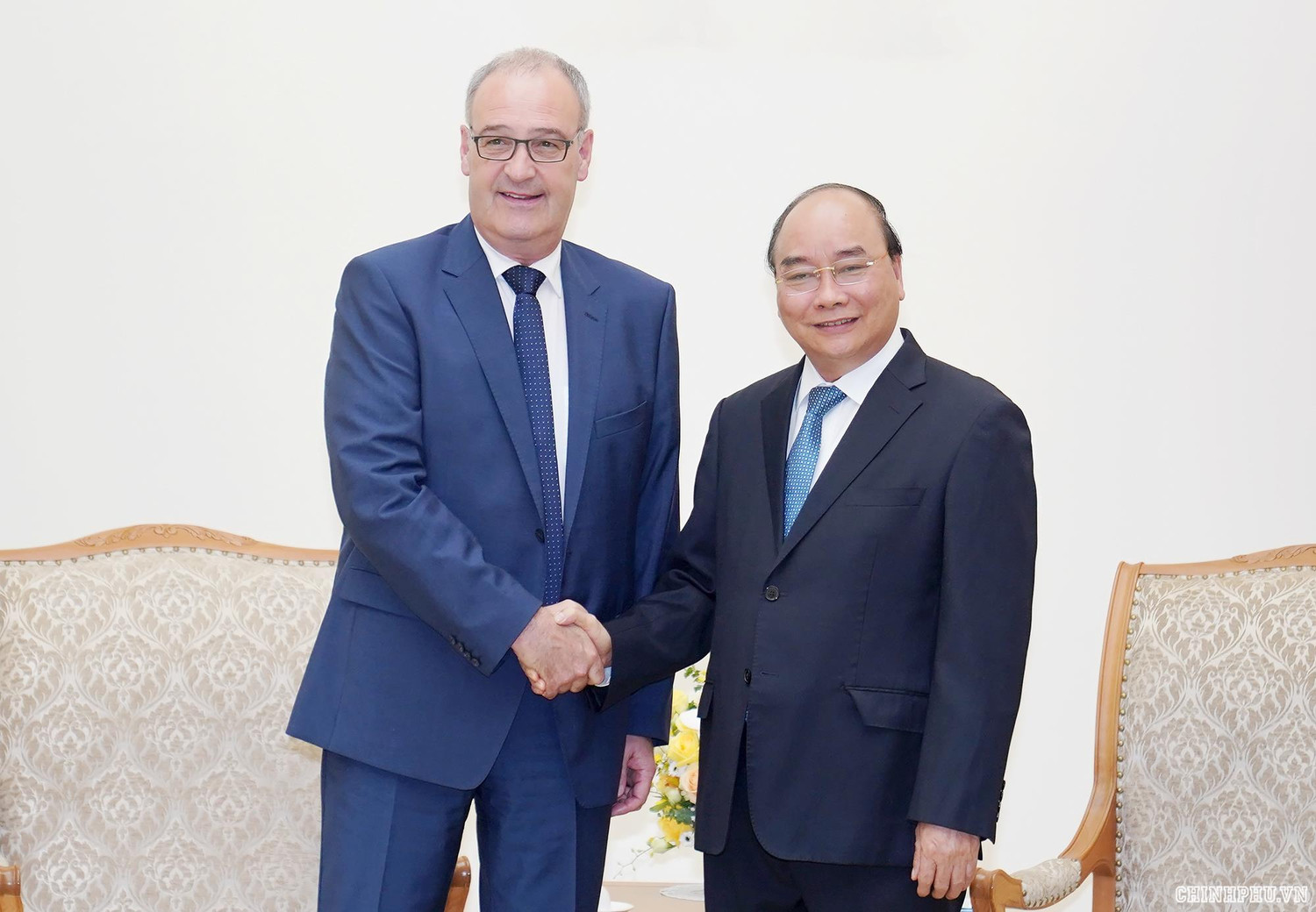 Thủ tướng tiếp Ủy viên Hội đồng Liên bang, Bộ trưởng Kinh tế, Giáo dục và Nghiên cứu Liên bang Thụy Sĩ Guy Parmelin. Ảnh: VGP