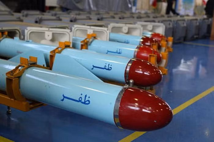 Trong những năm qua, Iran đã sở hữu được nhiều loại tên lửa tầm ngắn và tầm trung, nhất là các tên lửa chống hạm có khả năng sử dụng được khi xảy ra đối đầu tại vùng Vịnh.