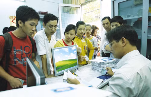 TS nộp hồ sơ NV2 vào trường CĐ Kinh tế TP.HCM ngày 7.9 - Ảnh: Đào Ngọc Thạch TS nộp hồ sơ NV2 vào trường CĐ Kinh tế TP.HCM ngày 7.9 - Ảnh: Đào Ngọc Thạch