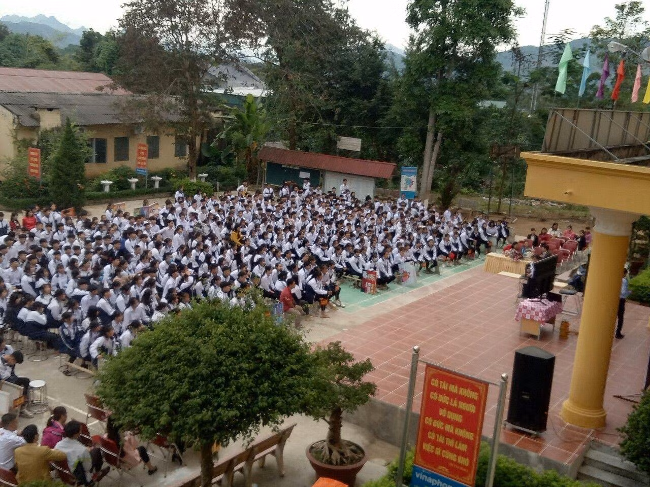 Học sinh trường Trung học phổ thông Xuân Vân tham dự hoạt động ngoại khóa. (Ảnh: Trường trung học phổ thông Xuân Vân). Học sinh trường Trung học phổ thông Xuân Vân tham dự hoạt động ngoại khóa. (Ảnh: Trường trung học phổ thông Xuân Vân).
