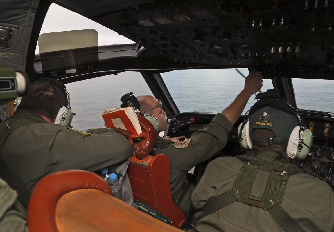 Các nhân viên, phi công của Australia trên chiếc máy bay AP-3C Orion Các nhân viên, phi công của Australia trên chiếc máy bay AP-3C Orion