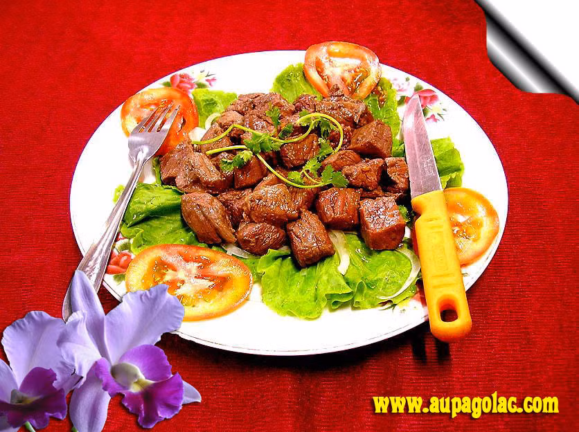 27. Bò lúc lắc: Món thịt bò xào vàng cạnh mà bên trong còn tái, không dai, không khô, vị mặn ngọt đậm đà, dậy mùi thơm. Bò lúc lắc ăn nóng chấm với muối tiêu. Khi chuẩn bị ăn, bắc chảo mỡ lên bếp đun thật nóng, cho tỏi đã băm nhỏ vào phi thơm, cho thêm ít đường, bỏ một phần thịt vào đảo đều tay. Thịt vừa tái, nhắc chảo xuống, trút thịt lên đĩa rau xà lách xếp sẵn. Cứ như thế tiếp tục xào lượt khác. Ăn đâu: Quán Béo, 96 Nguyễn Thái Học, HN.