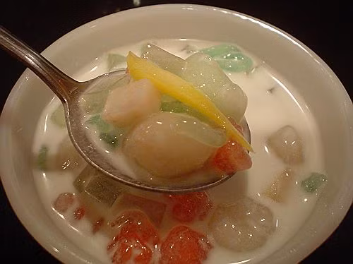 37. Chè: Chè là món tráng miệng truyền thống của người Việt, khi ăn được đựng trong một chiếc bát sứ hoặc ly thủy tinh. Chè có vị ngọt, béo, với thành phần nguyên liệu rất phong gồm: đậu, sữa, nước cốt dừa, trái cây, đá bào. Ăn đâu: Chè Sài Gòn, số 2 Cát Linh, HN.