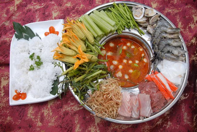32. Lẩu: Lẩu có rất nhiều loại mà tên gọi tùy thuộc vào nguyên liệu chính để chế biến như: lẩu cá, bò, hải sản. Khi dùng cho thêm đậu hũ, ăn kèm bún tươi hay mì sợi và các loại rau sống, rau thơm.