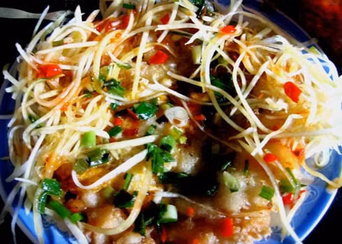 22. Bột chiên: Món ăn này có nguồn gốc Trung Hoa được chế biến khá đơn giản. Bột gạo luộc chín, xắt thành từng miếng vuông bằng đốt ngón tay rồi đem chiên. Sau đó cho vào một hoặc hai trái trứng gà, hành lá và tiếp tục đảo đều cho đến khi miếng bột vàng giòn. Đĩa bột chiên có màu vàng của bột chiên, màu đỏ của lòng đỏ, màu trắng của lòng trắng trứng. Ngoài ra còn được trang trí màu đỏ của tương ớt, màu trắng hồng của đu đủ thái sợi, màu xanh của vài lá rau thơm. Món bột chiên ngon phải có độ dòn của lớp vỏ, độ dẻo của miếng bột, hương thơm của trứng gà và độ nóng của món ăn. Ăn đâu: Ngã tư Điện Biên Phủ - Phùng Khắc Khoan (TP HCM).