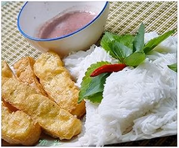 23. Bún đậu mắm tôm : Những miếng đậu phụ chiên phồng vàng rộm ăn với bún tươi trắng mịn. Món này chấm với mắm tôm với mùi vị đặc trưng, rất được ưa chuộng tại Hà Nội và một số vùng lân cận. Ăn đâu: Ngõ Phất Lộc, Hoàn Kiếm, Hà Nội
