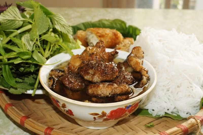 30. Bún chả: Chả thường có 2 loại: chả băm và chả miếng. Chả băm được làm từ thịt lợn nạc băm nhuyễn, ướp với muối, tiêu, nước mắm, đường, hành khô xắt nhuyễn, dầu thực vật hoặc mỡ nước. Còn chả miếng thường dùng thịt ba chỉ (ba rọi) thái mỏng ướp gia vị tương tự chả viên và nướng bằng trên vỉ hoặc xiên que. Sau khi nướng, miếng chả sẽ chín vàng rộm, vị đậm đà, dậy mùi thơm phức. Ăn đâu: Quán Đắc Kim, số 1 Hàng Mành, HN.