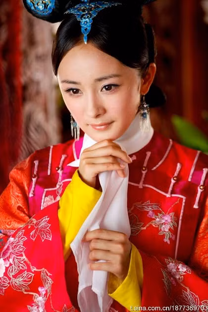 Dương Mịch ghi điểm trong lòng người hâm mộ bởi vẻ đẹp ngọt ngào và trong sáng. Với vai diễn trong Cung tỏa tâm ngọc, Tiên kiếm, Mỹ nhân tâm kế… Dương Mịch đã thể hiện được tiềm năng điện ảnh của mình. Cô trở thành nữ hoàng phòng vé khi bộ phim Cô đảo kinh hoàng đạt doanh số kỷ lục trên 80 triệu tệ. Năm 2011, Dương Mịch tiếp tục tham gia Cung tỏa châu liêm, Bản giao hưởng định mệnh, Họa bì 2.