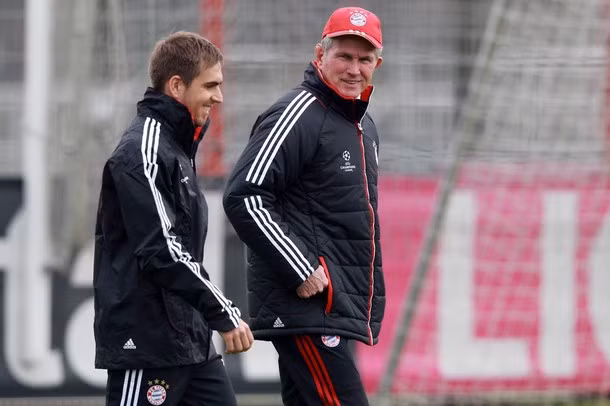 Nụ cười hiếm hoi của HLV Jupp Henyckes và đội trưởng Philipp Lahm