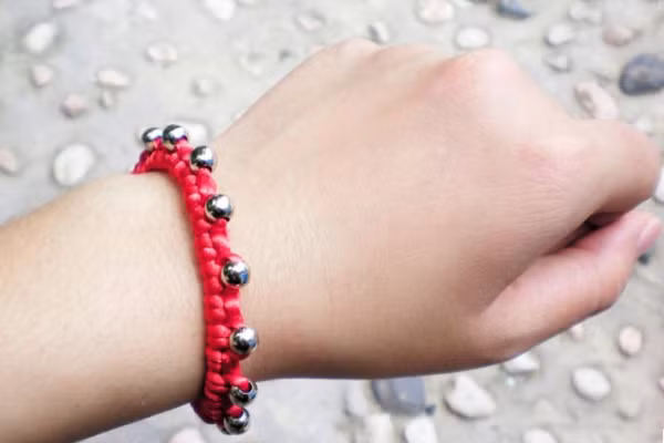 Giới trẻ thổi bùng trào lưu vòng may mắn Theo họ đó vừa là đồ trang sức vừa là "bùa" may mắn mang lại bình an, hạnh phúc..