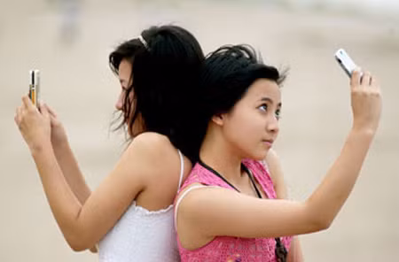 Giới trẻ và trào lưu 'tự khoe' vượt quá giới hạn Mua một chiếc máy ảnh, một điện thoại có chức năng quay phim chụp ảnh giờ đây đã trở nên dễ dàng hơn với teen. Những trang web chia sẻ ảnh xuất hiện nhiều như “nấm mọc sau mưa” cũng hỗ trợ cho teen rất nhiều trong việc đưa hình ảnh của mình đến với mọi người.
