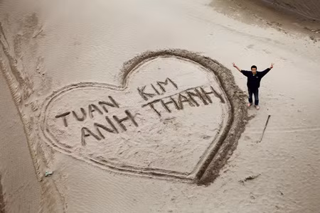 Chàng trai đa tình Tuấn Anh và tác phẩm khắc trái tim trên cát Chàng trai đa tình Tuấn Anh và tác phẩm khắc trái tim trên cát