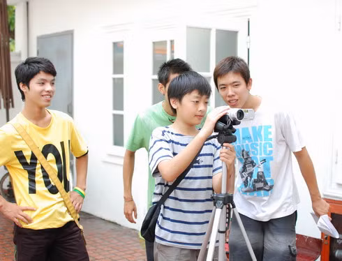 Trào lưu tự làm phim của giới trẻ Việt Hiện nay, trào lưu làm phim nghiệp dư đưa lên mạng ngày càng phổ biến trong giới trẻ Việt. Chỉ với một chiếc máy ảnh kỹ thuật số, các ‘nhà làm phim’ còn ngồi trên ghế nhà trường vẫn có thể tạo ra những thước phim không kém phần chuyên nghiệp.