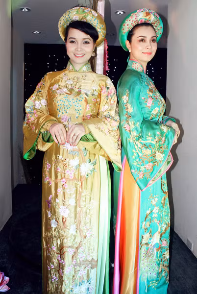 Mai Thu Huyền cùng chị gái Mai Thu Trang làm người mẫu cho buổi khai trương một showroom áo dài. Vẻ đẹp dịu dàng, đằm thắm của hai chị em khiến nhiều người liên tưởng đến Thúy Vân, Thúy Kiều. Mai Thu Huyền cùng chị gái Mai Thu Trang làm người mẫu cho buổi khai trương một showroom áo dài. Vẻ đẹp dịu dàng, đằm thắm của hai chị em khiến nhiều người liên tưởng đến Thúy Vân, Thúy Kiều.