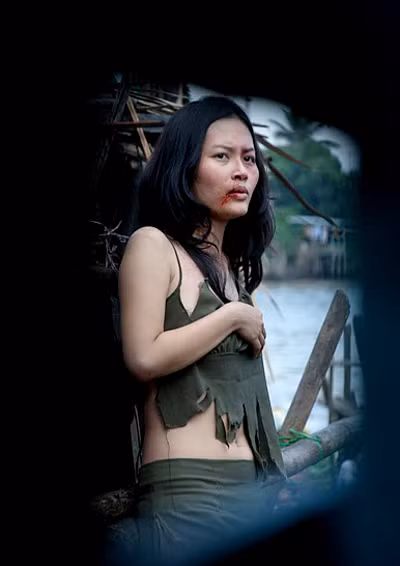 Cô gái điếm Sương bị người đời hắt hủi, cuộc đời dồn vào ngõ cụt, không lối thoát nhưng trong Sương vẫn luôn khát khao một mái ấm gia đình.