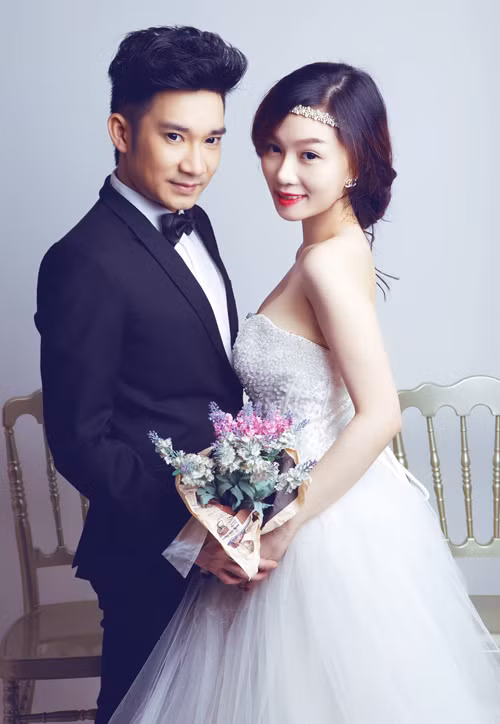 Quang Hà sắm vai chú rể, chụp ảnh thân mật bên ca sĩ trẻ Hạ Vy (ca sĩ song ca mới cùng Quang Hà) để minh họa cho MV 'Một thời thương nhớ'. Quang Hà sắm vai chú rể, chụp ảnh thân mật bên ca sĩ trẻ Hạ Vy (ca sĩ song ca mới cùng Quang Hà) để minh họa cho MV 'Một thời thương nhớ'.
