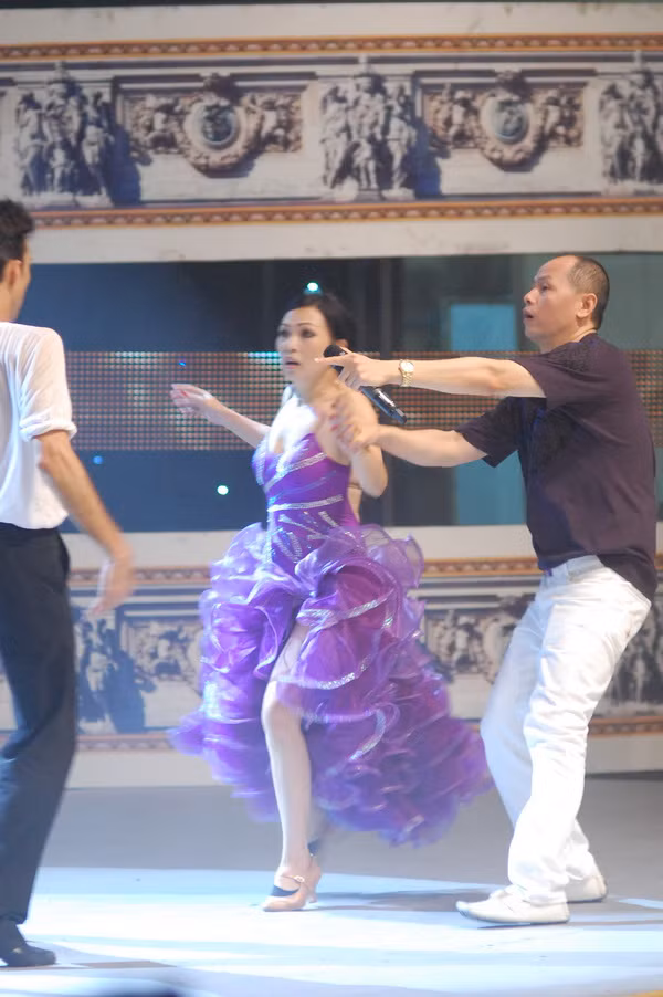 Chạy nhanh lên chị Chanh ơi. Cháy rồi, cháy to rồi. Cửa thoát hiểm phía trước kia nhé! Chạy nhanh lên chị Chanh ơi. Cháy rồi, cháy to rồi. Cửa thoát hiểm phía trước kia nhé!