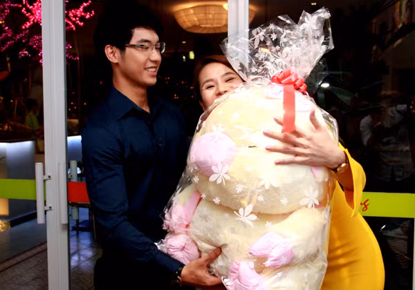 Thái Hà khá bất ngờ và thích thú trước con gấu bông cỡ lớn mà Nam Thành tặng cô. (Theo Ngôi sao) Thái Hà khá bất ngờ và thích thú trước con gấu bông cỡ lớn mà Nam Thành tặng cô. (Theo Ngôi sao)
