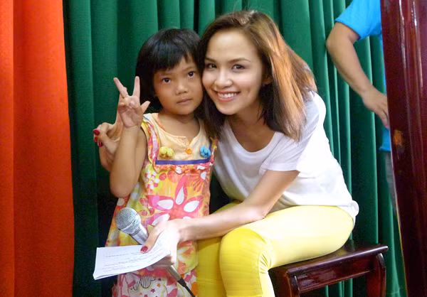 Nụ cười rạng rỡ của Diễm Hương bên một bé gái. (Theo Ngôi sao) Nụ cười rạng rỡ của Diễm Hương bên một bé gái. (Theo Ngôi sao)