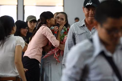 Mỹ Tâm 'mắt chữ A miệng chữ O' trước 'nụ hôn bất ngờ'.