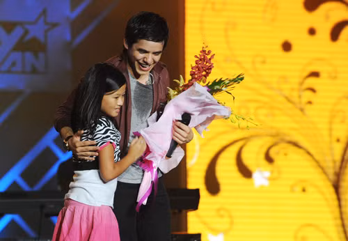 David Archuleta không ngần ngại nhận hoa, chụp ảnh cùng khán giả. Sự thân thiện của anh khiến khán giả gần như vỡ òa. Ai cũng muốn được lên sân khấu đứng cạnh thần tượng một lần. (Ảnh: Zing) David Archuleta không ngần ngại nhận hoa, chụp ảnh cùng khán giả. Sự thân thiện của anh khiến khán giả gần như vỡ òa. Ai cũng muốn được lên sân khấu đứng cạnh thần tượng một lần. (Ảnh: Zing)