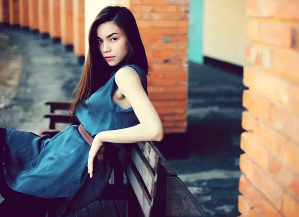 Hồ Ngọc Hà lặng lẽ, tự lự, khoe vẻ đẹp của 'gái một con' trong buổi chiều tà.