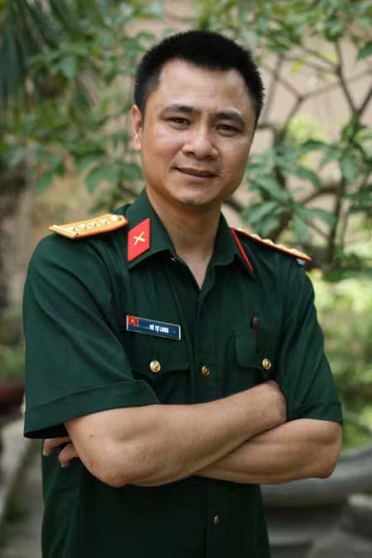 Tự Long chia sẻ, với bộ môn nghệ thuật chèo mà anh theo đuổi không dễ để sống một cách dư dả và thoái mái, cũng không được nhiều người quan tâm nên đã có lúc anh muốn bỏ nghề. Đó là khi đi diễn mà diễn viên nhiều hơn khán giả, thấy rất hụt hẫng, cảm giác bị coi thường nên rất buồn. (Theo VTC)