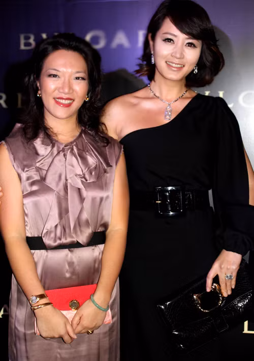 Một khán giả người Việt Nam chụp ảnh cùng Kim Hye Soo trong lần cô đến TP. Hồ Chí Minh. Vị khán giả này cũng có một chiếc đồng hồ như thần tượng. Một khán giả người Việt Nam chụp ảnh cùng Kim Hye Soo trong lần cô đến TP. Hồ Chí Minh. Vị khán giả này cũng có một chiếc đồng hồ như thần tượng.