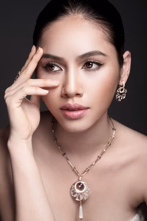 Theo bà Thúy Hạnh - Giám đốc chuyên môn của công ty Elite (đơn vị lựa chọn thí sinh tham gia Hoa hậu thế giới), hiện tại hồ sơ của Hoàng My đã được gửi đến Cục nghệ thuật - biểu diễn nhưng vẫn chưa nhận được phản hồi. Tức là Á hậu Hoàng My vẫn chưa được cấp giấy phép tham gia Hoa hậu thế giới 2012.