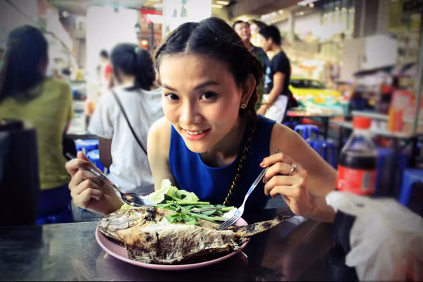 Không chỉ thích mua sắm ở Thái Lan, 'kẹo ngọt' Thu Thủy còn rất 'kết' đồ ăn Thái. (Theo Ngôi sao)
