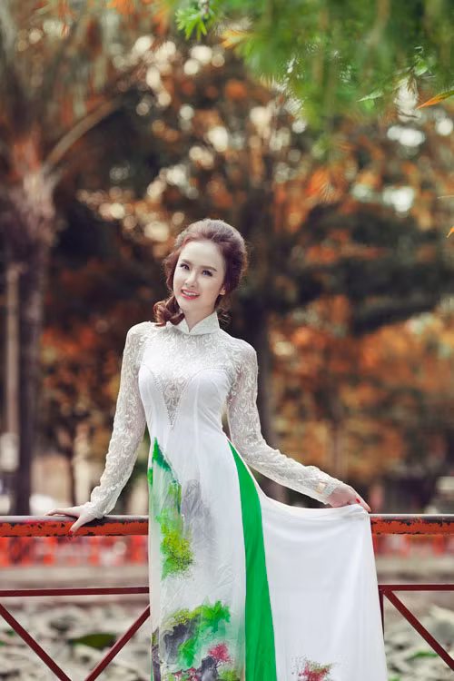 Trang phục áo dài ren giúp Phương Trinh khoe khéo những đường cong cơ thể và nét tươi trẻ của tuổi 17. (Theo Infonet)