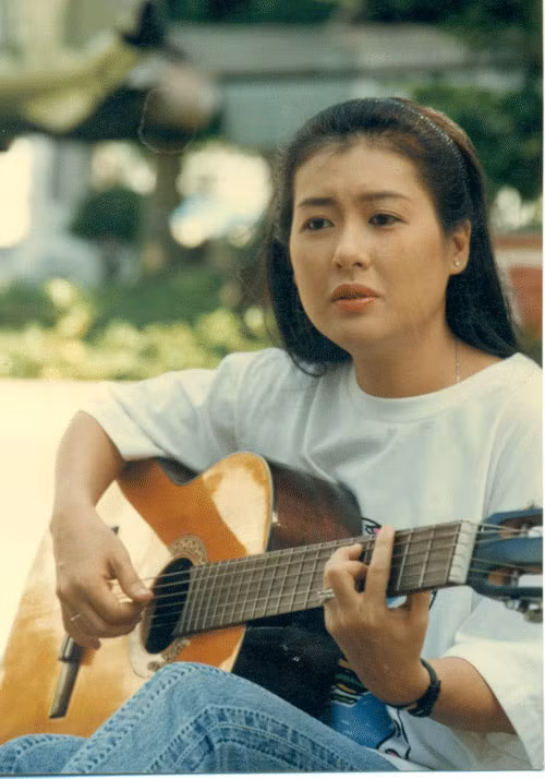Diễn viên Thanh Thủy thừa nhận: "Hồi đó tôi mê Lê Hoàng lắm. Thú thật tôi say mê những kịch bản, bài báo anh ấy viết. Còn anh thì mới đây thú nhận rằng anh hồi đó yêu tôi, yêu cái chân chất, thật thà. Cảm giác giữa yêu và mê khác nhau, tôi thì mê nghề của anh ấy".